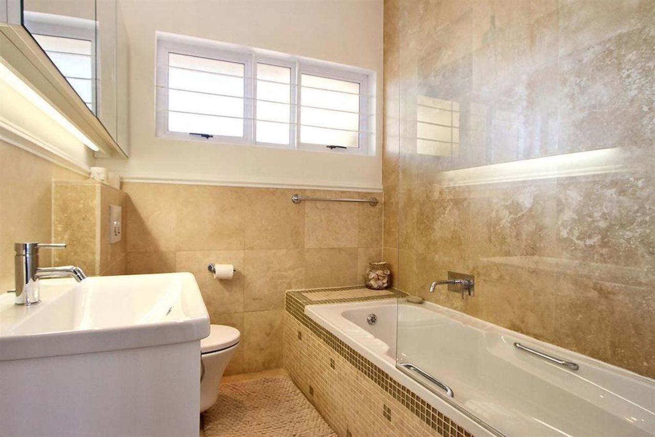 Edinburgh Court Apartment